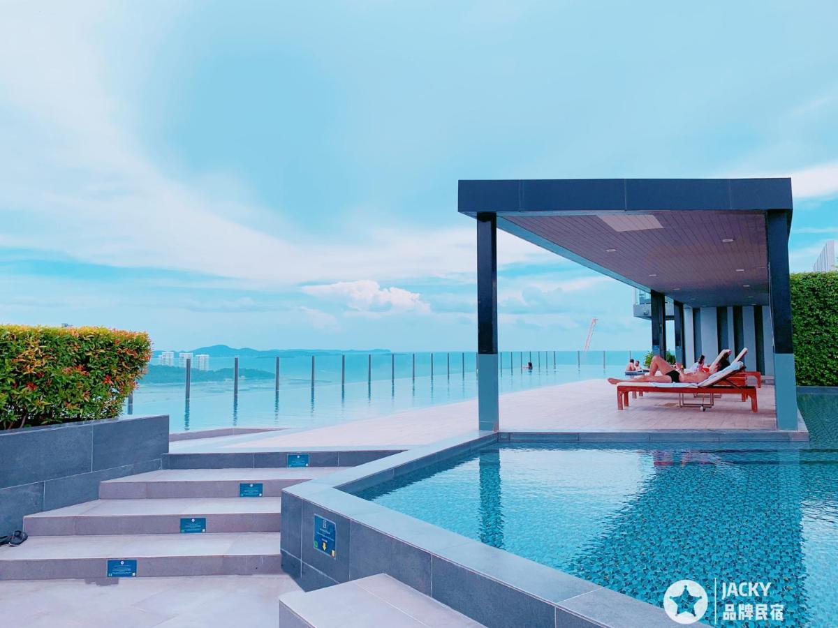 The Base Seaview Holiday Inn Pattaya Exterior photo