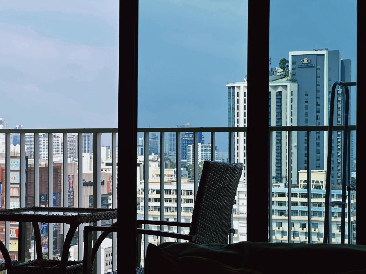 The Base Seaview Holiday Inn Pattaya Exterior photo